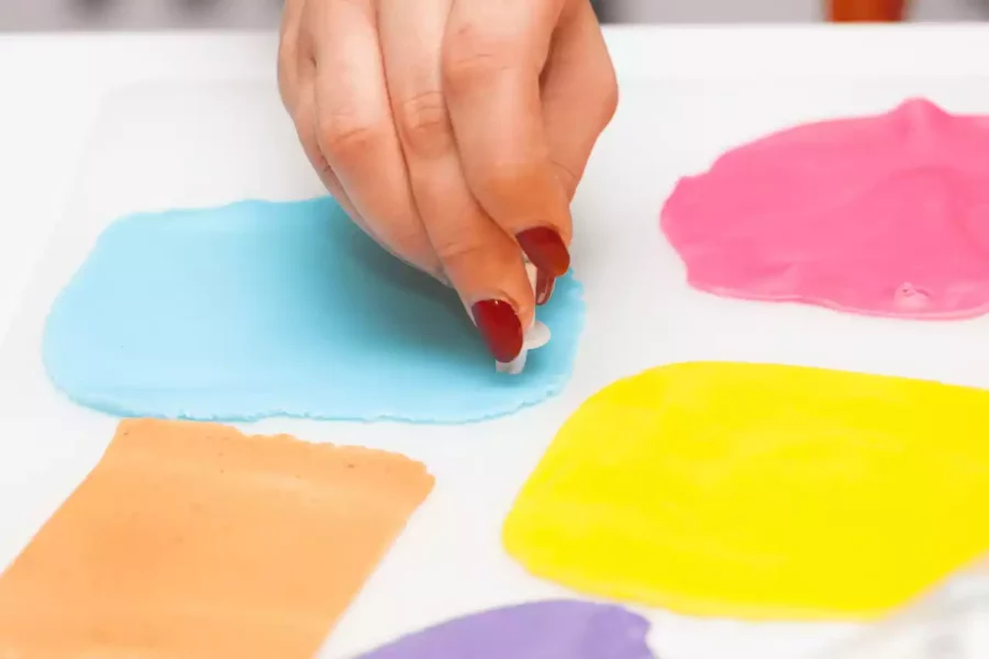 farklı renklerde açılmış şeker hamuru