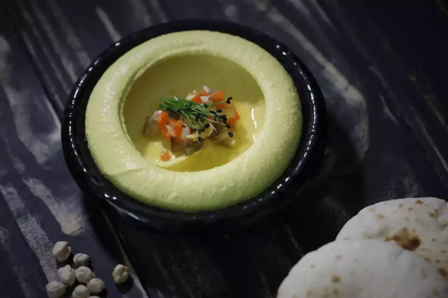 siyah bir kasenin içinde avakadolu humus