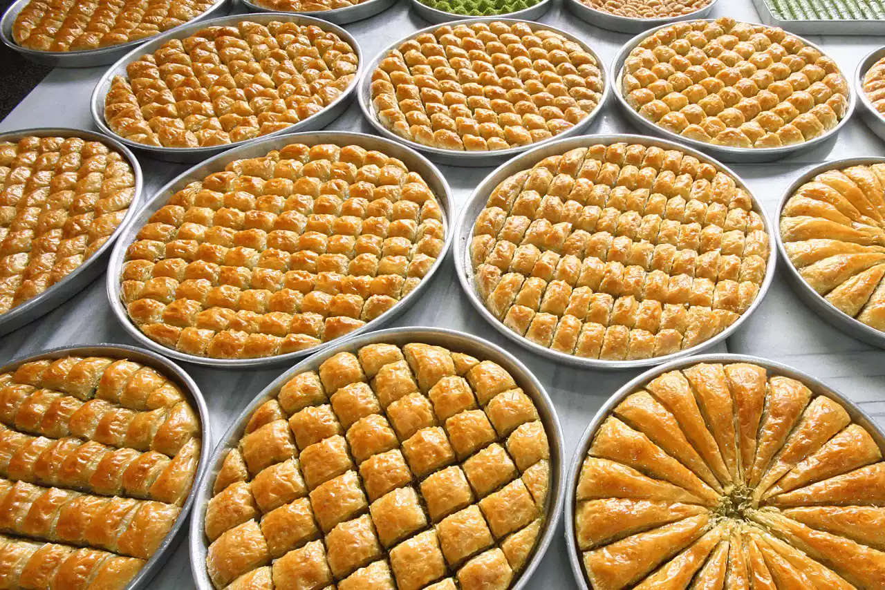 farklı çeşitlerde ve kesimlerde tepsi baklavalar
