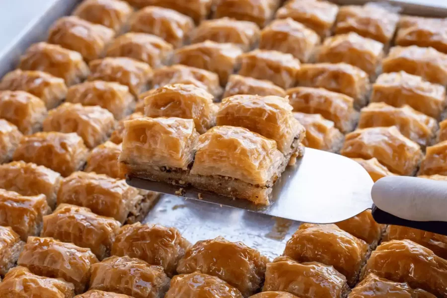 bir tepsi üzerinde spatula üzerinde 4 dilim baklava