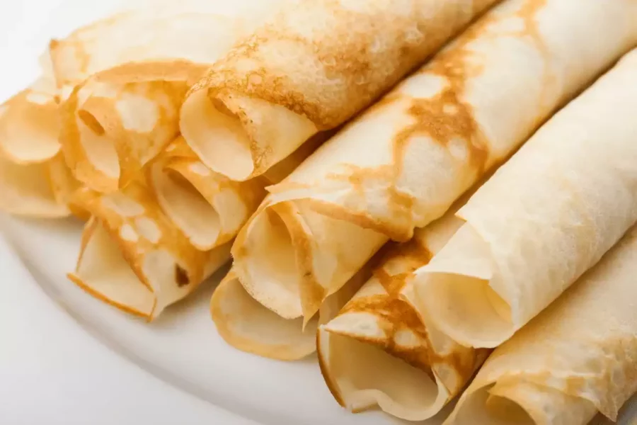 bir tabak içinde rulo şeklinde sarılmış krepler