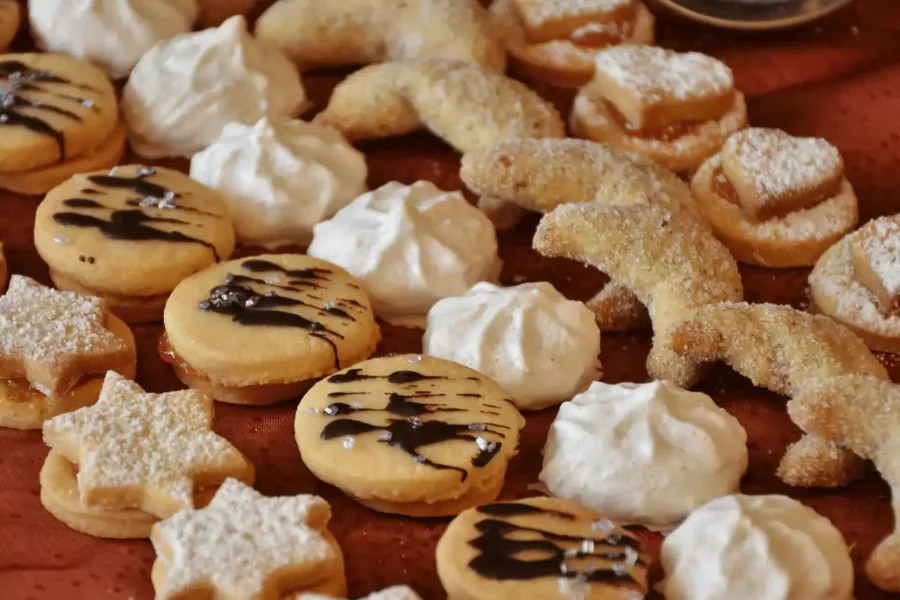 kırmızı zemin üzerinde farklı tiplerde kurabiye çeşitleri