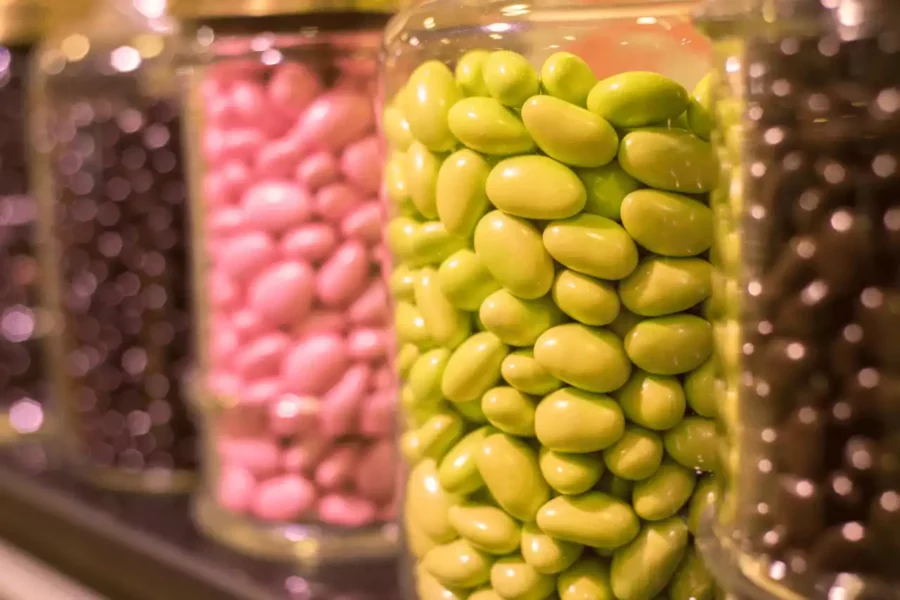 kavanoz içerisinde yeşil,pembe,siyah drajeler