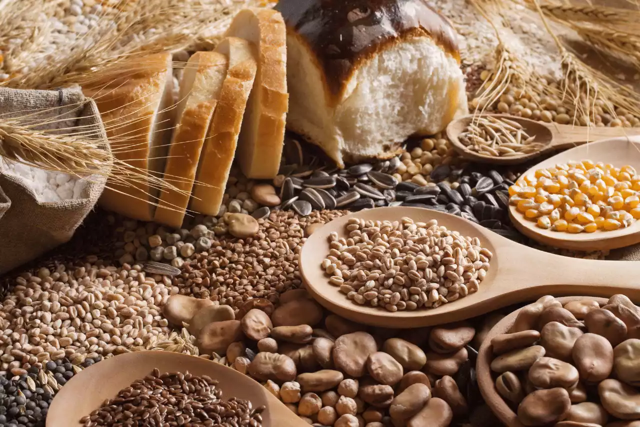 siyah zemin üzerinde ekmekler ve bakliyatlar