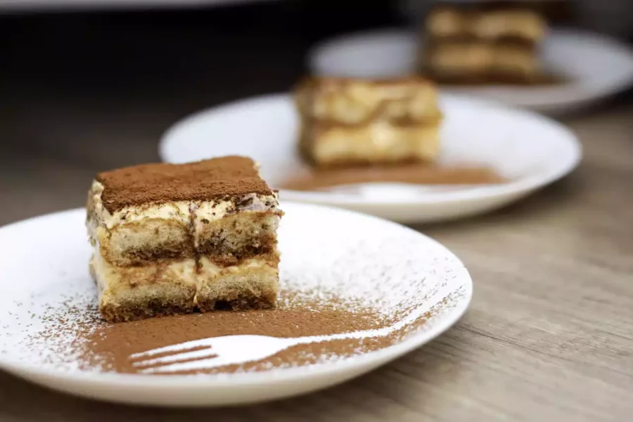 arka arkaya sıralanmış dilim tiramisular