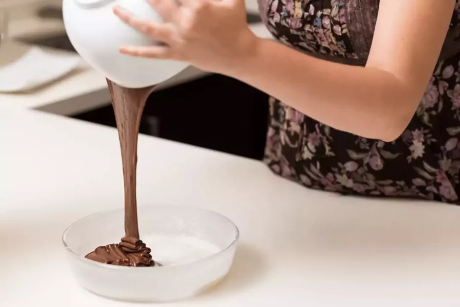 kalıba dökülen kakaolu kek harcı