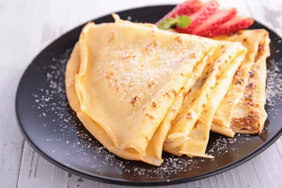 bir tabak içinde üçgen şekilde katlanmış krepler