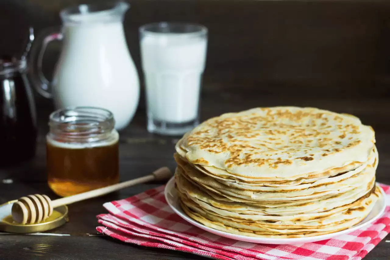 süt ve bal ile sunulmuş krepler