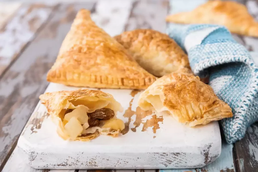 kesilmiş elmalı ve bademli milföy böreği