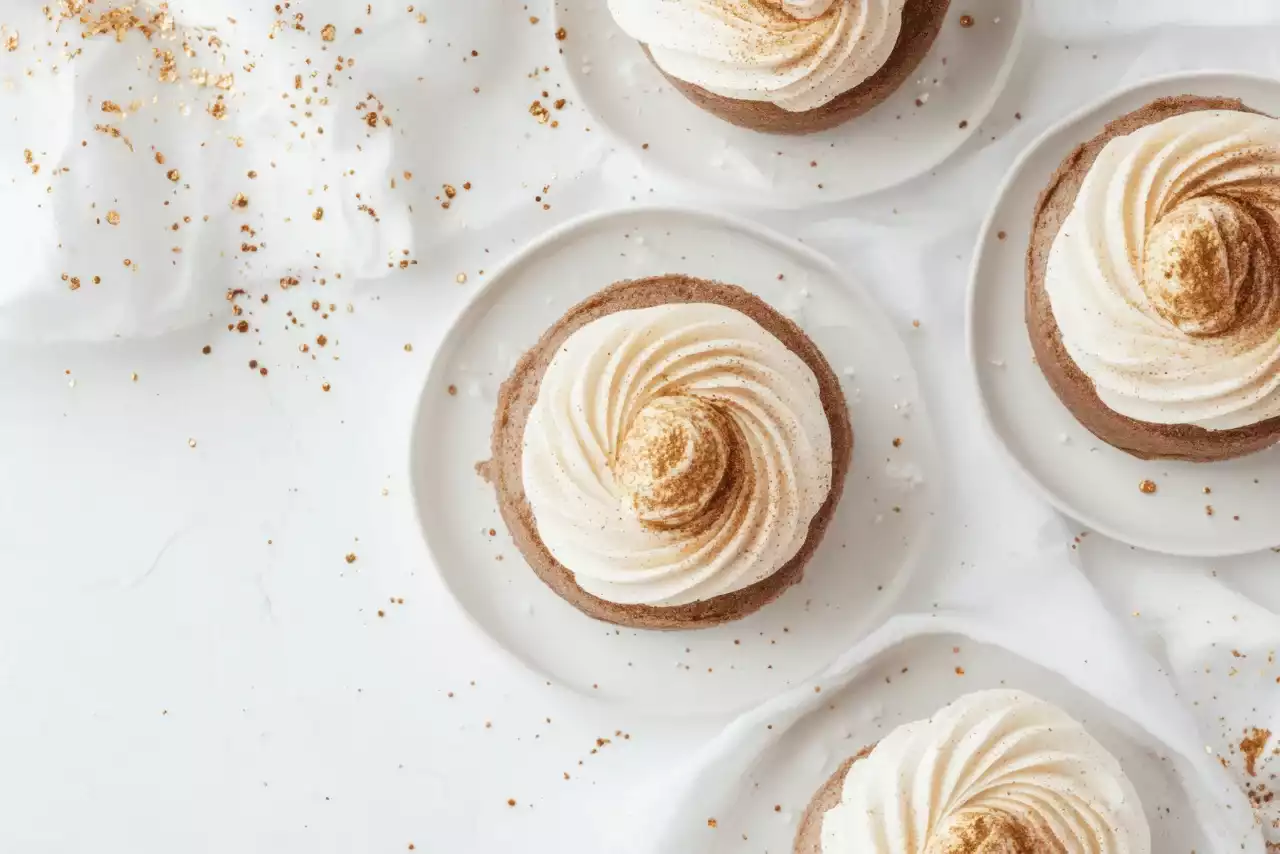 beyaz fon arkasında kremalı tatlılar