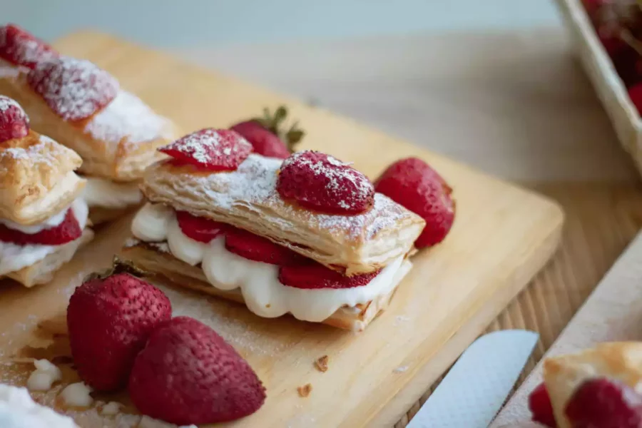 çileklerle sunulmuş çilekli milföy pastalar