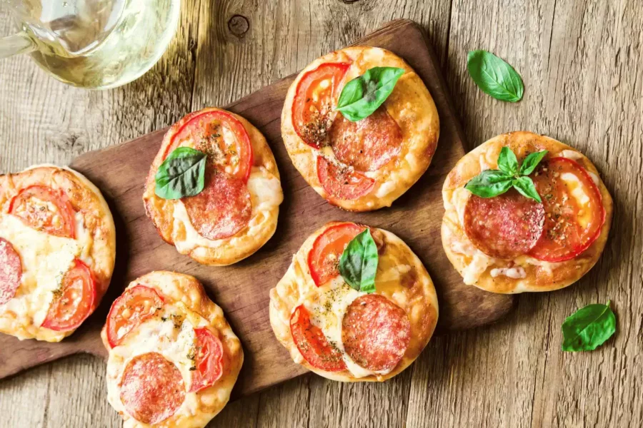 nane yapraklarıyla süsleniş mini pizzalar