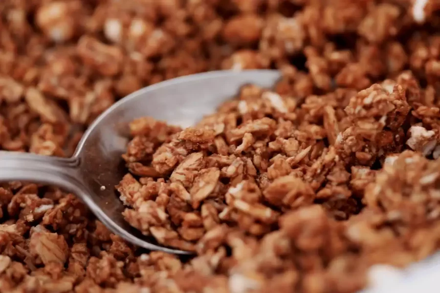 içine kaşık daldırılmış müsli