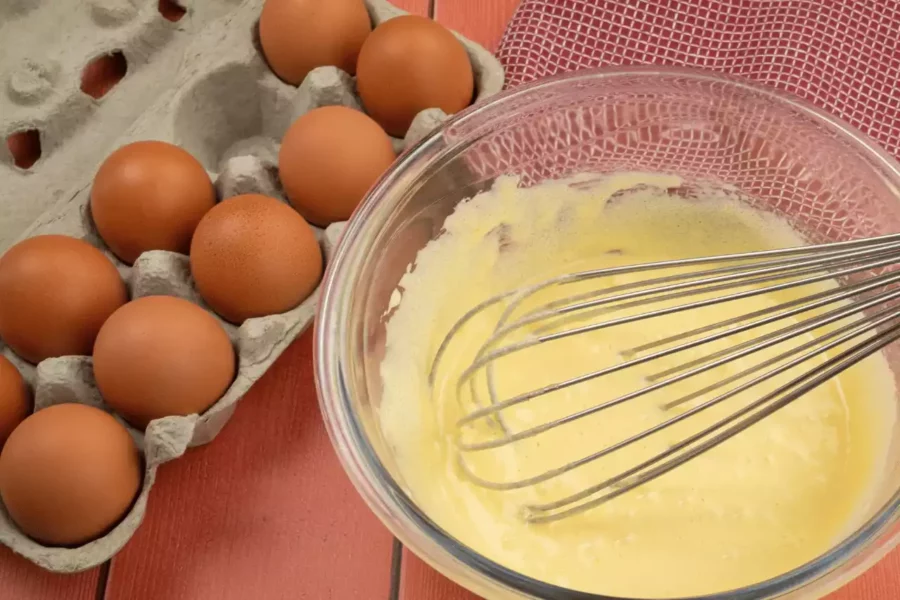 yanında yumurtalarla hazırlanmakta olan pasta kreması