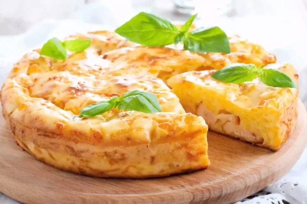 1 dilimi kesilmiş üzerinde nane yapraklarıyla servis edilmiş börek
