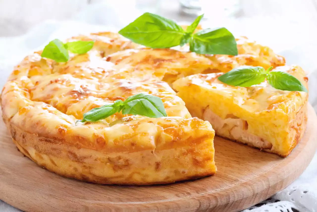 1 dilimi kesilmiş üzerinde nane yapraklarıyla servis edilmiş börek