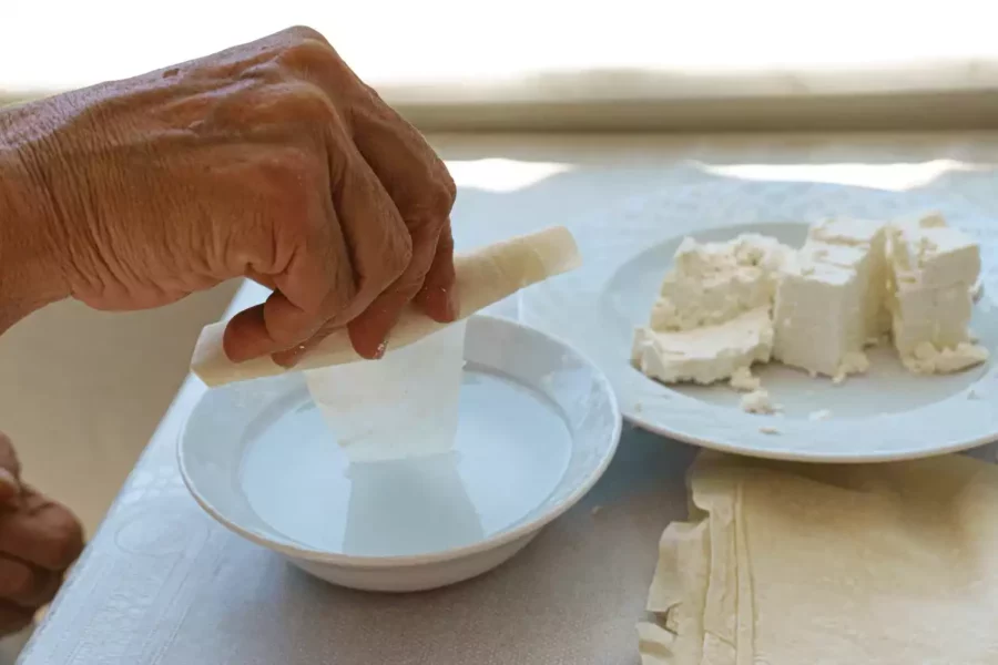 sarılmak için hazırlanan pişmemiş sigara böreği