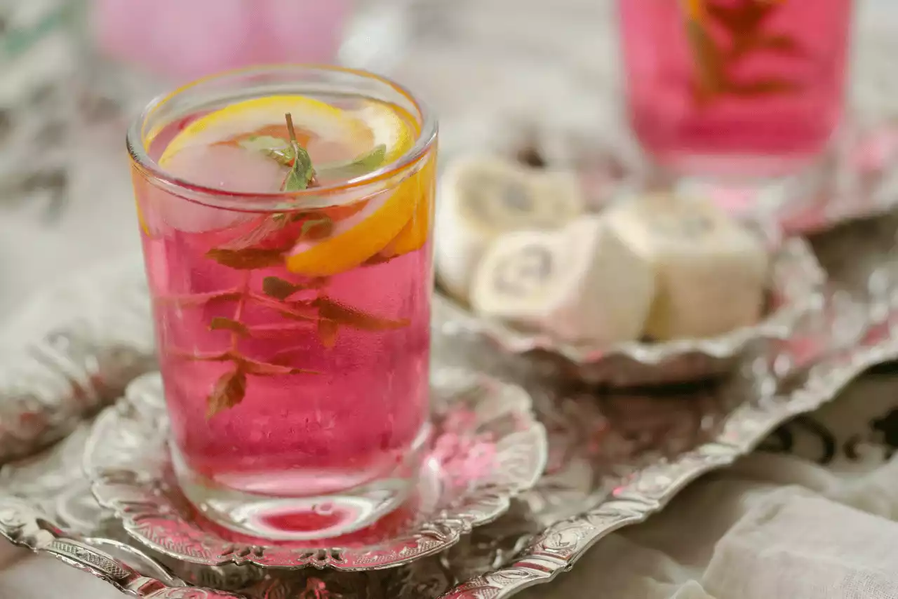 tepsi üzerinde sunulmuş bardakta reyhan şerbeti