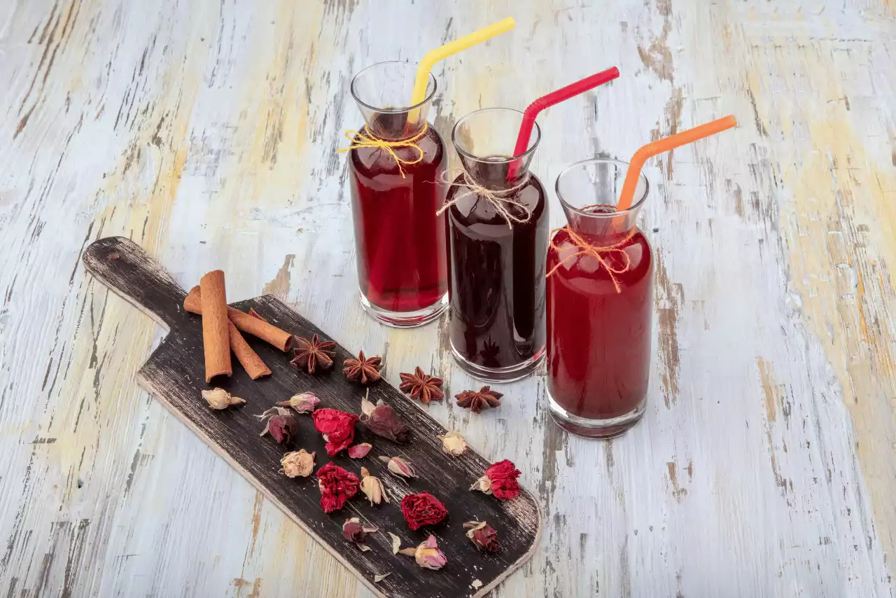 çubuk tarçın ve çeşitli baharatlarla sunulmuş 3 bardak reyhan şerbeti