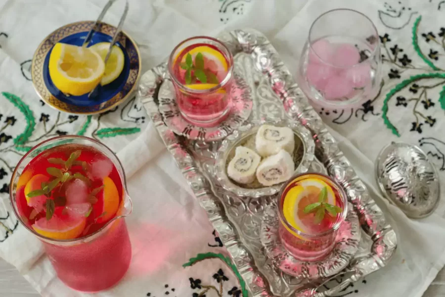 limon ve lokum eşliğinde sunulmuş 3 bardak reyhan şerbeti