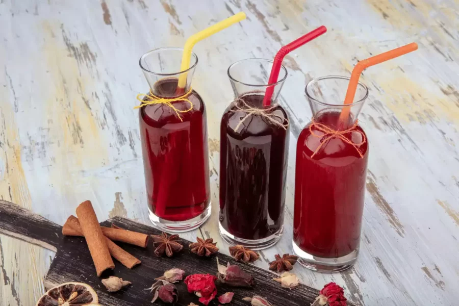 çeşitli baharatlar eşliğinde 3 bardak reyhan şerbeti