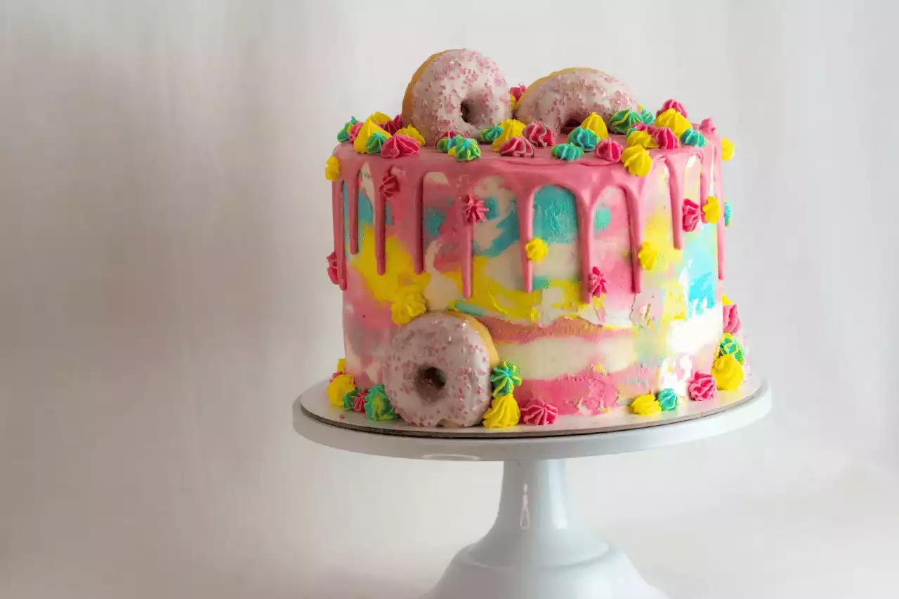 renkli krema ve şeker haurlarıyla süslenmiş büyük yaş pasta