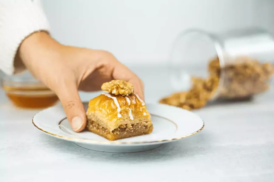 tabak içinde bir dilim baklava