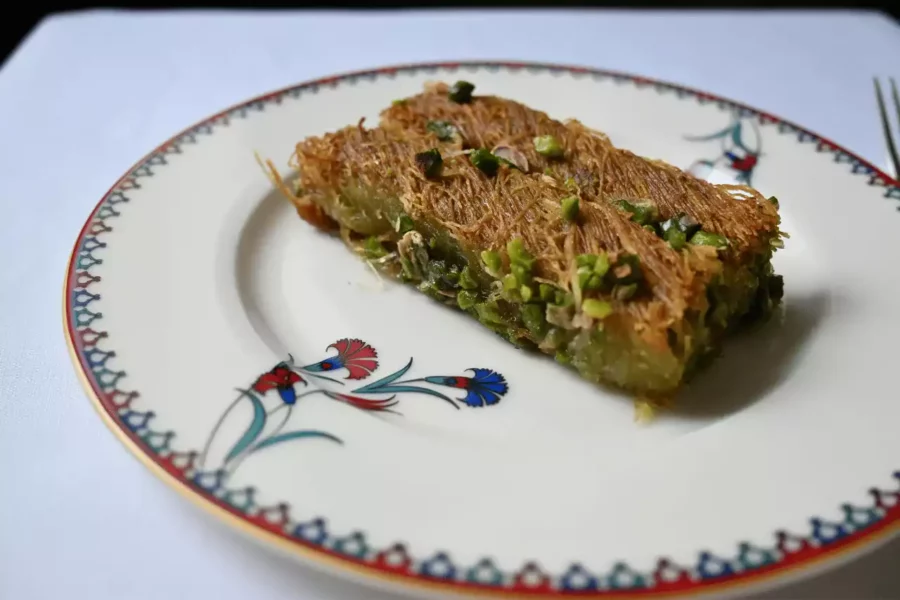 tabak içinde sunulmuş bir dilim kadayıf tatlısı