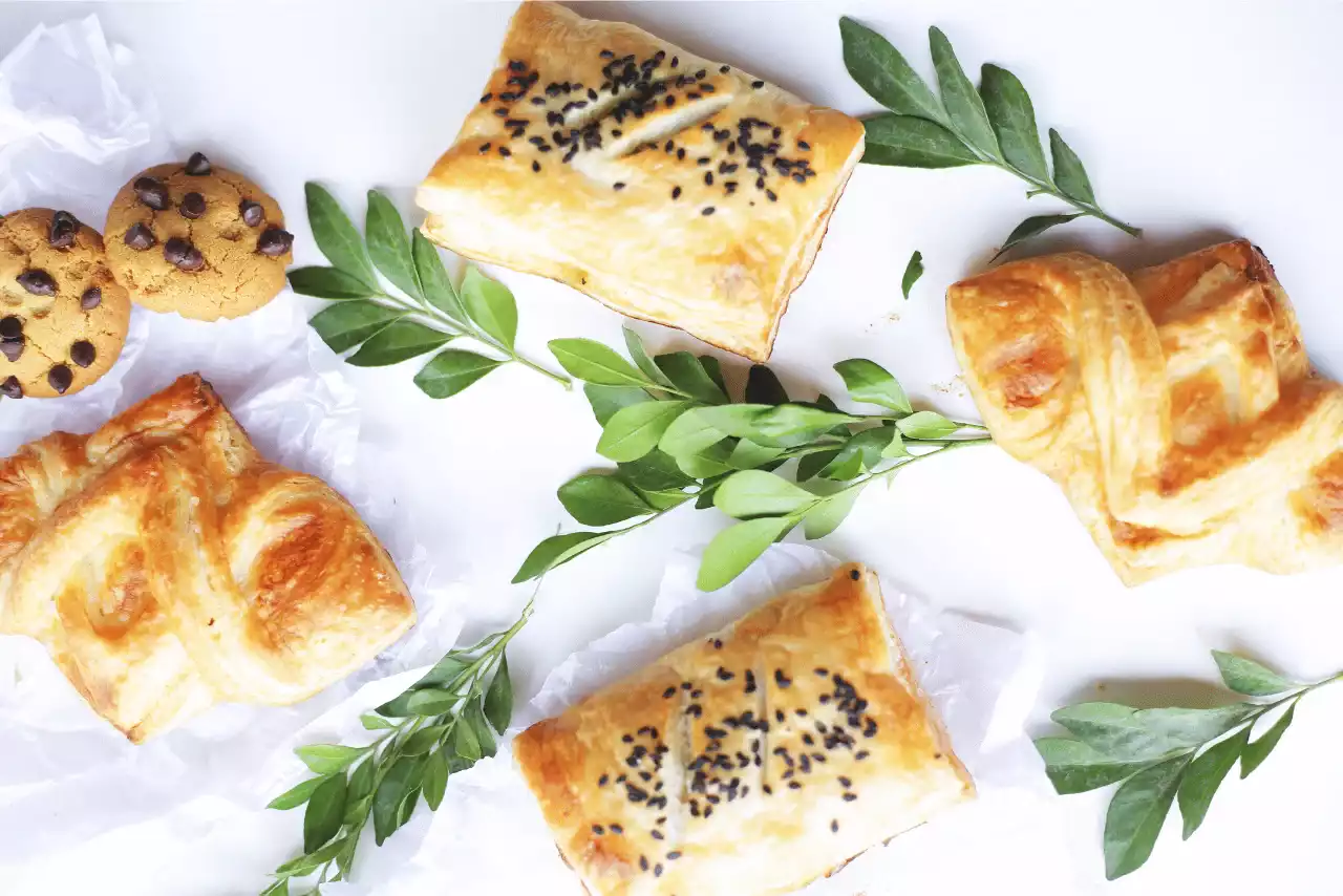 yapraklarla sunulmuş çeşitlli tiplerde miföy börekleri