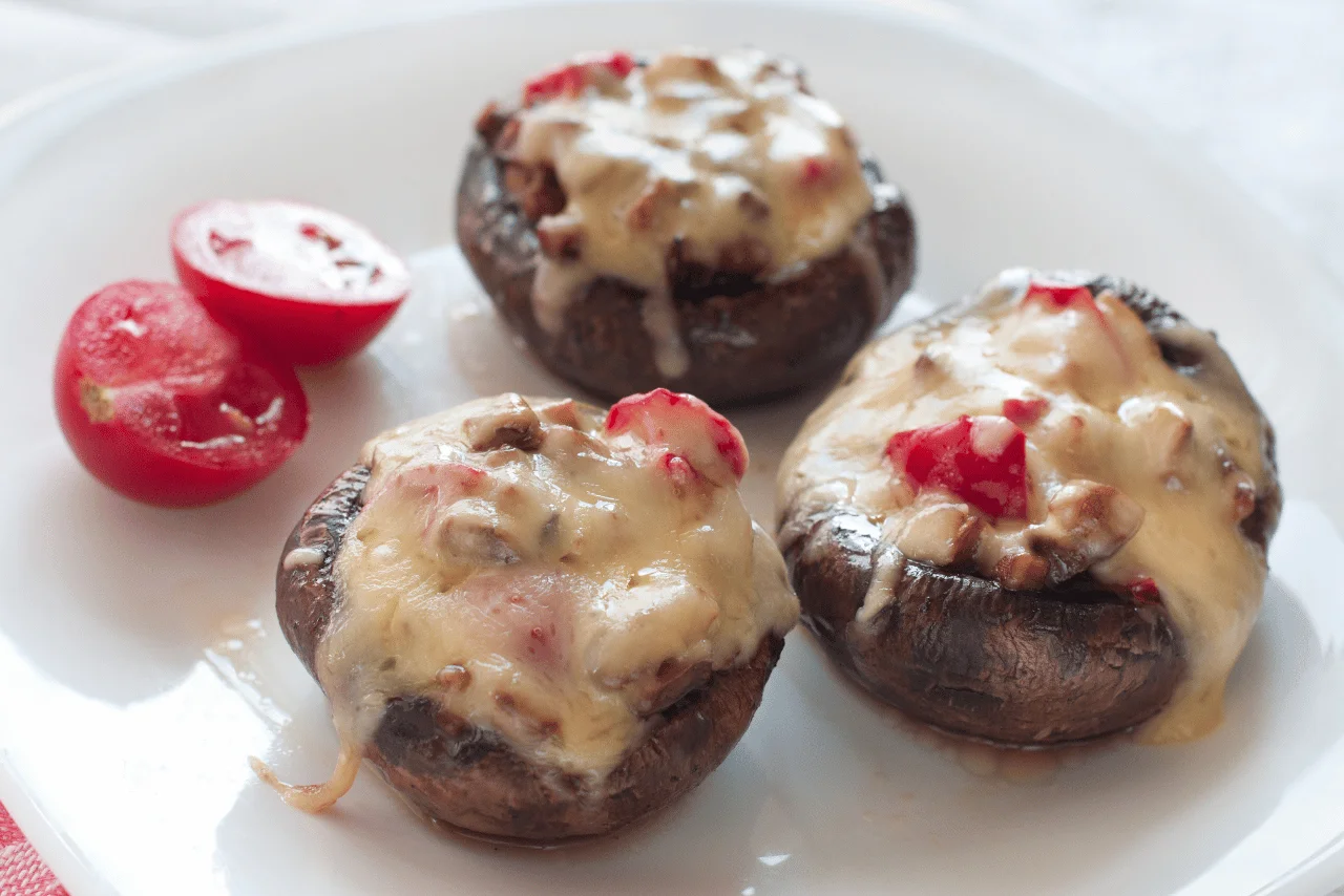 Lezzetli ara sıcak yemekleri ve mezelerden oluşan tabaklar