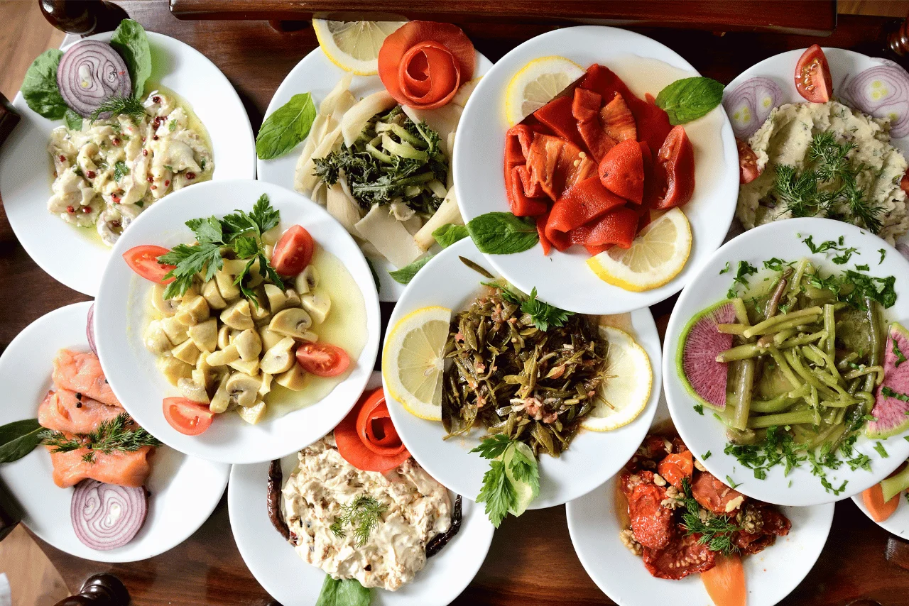 Farklı tabaklarda sunulmuş ara sıcak çeşitleri ve mezeler