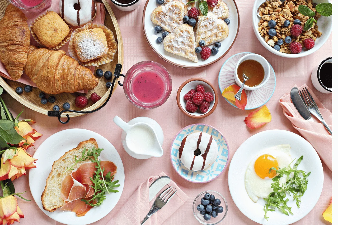 Zengin brunch kahvaltı sofrası, meyveler, börekler ve içecekler