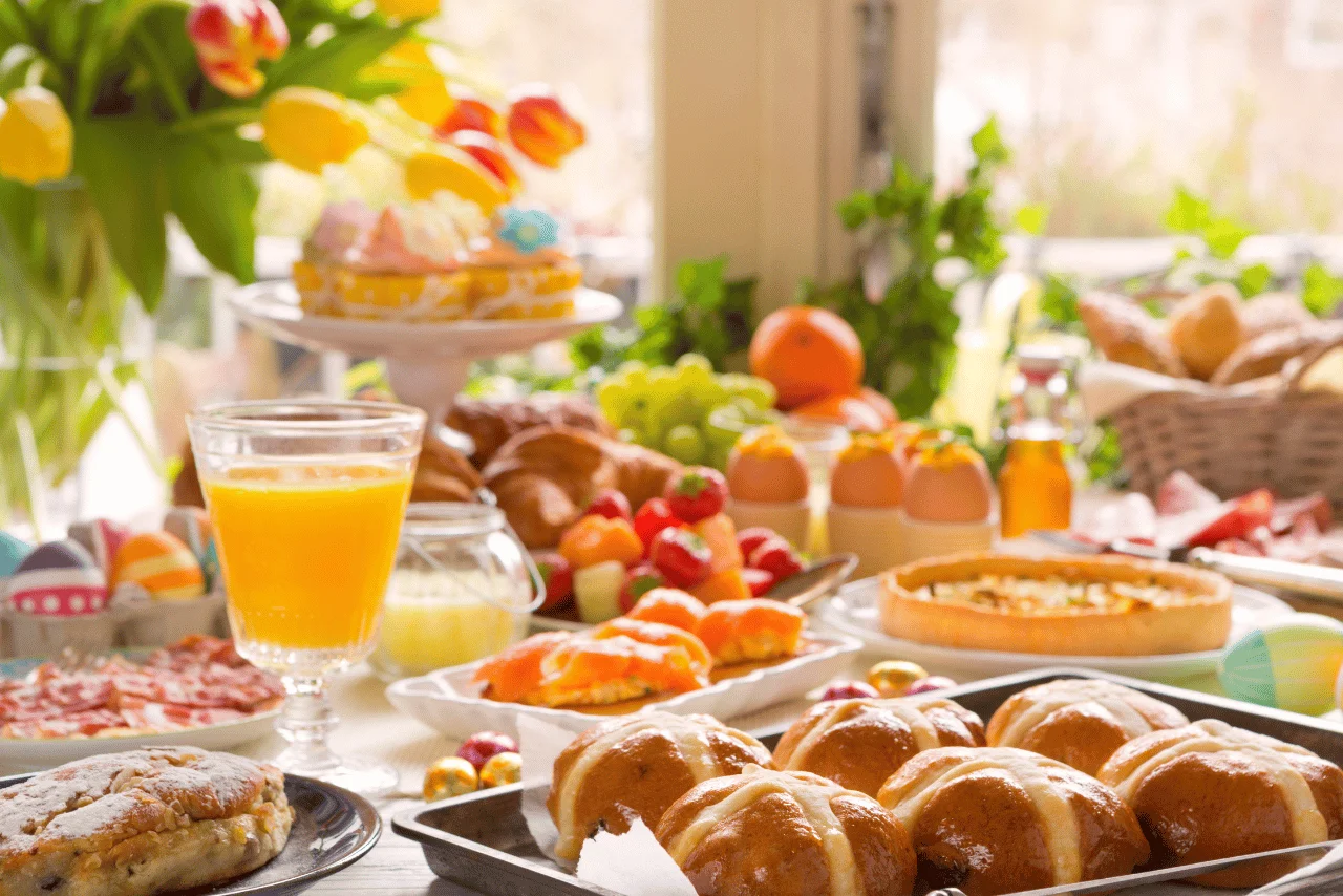 Brunch için hazırlanan kahvaltı ve öğle yemeği karışımı sofralar