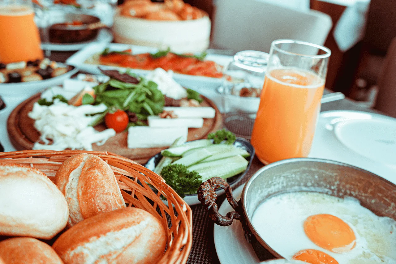 Peynir, yumurta, ekmek ve içeceklerle brunch sofrası