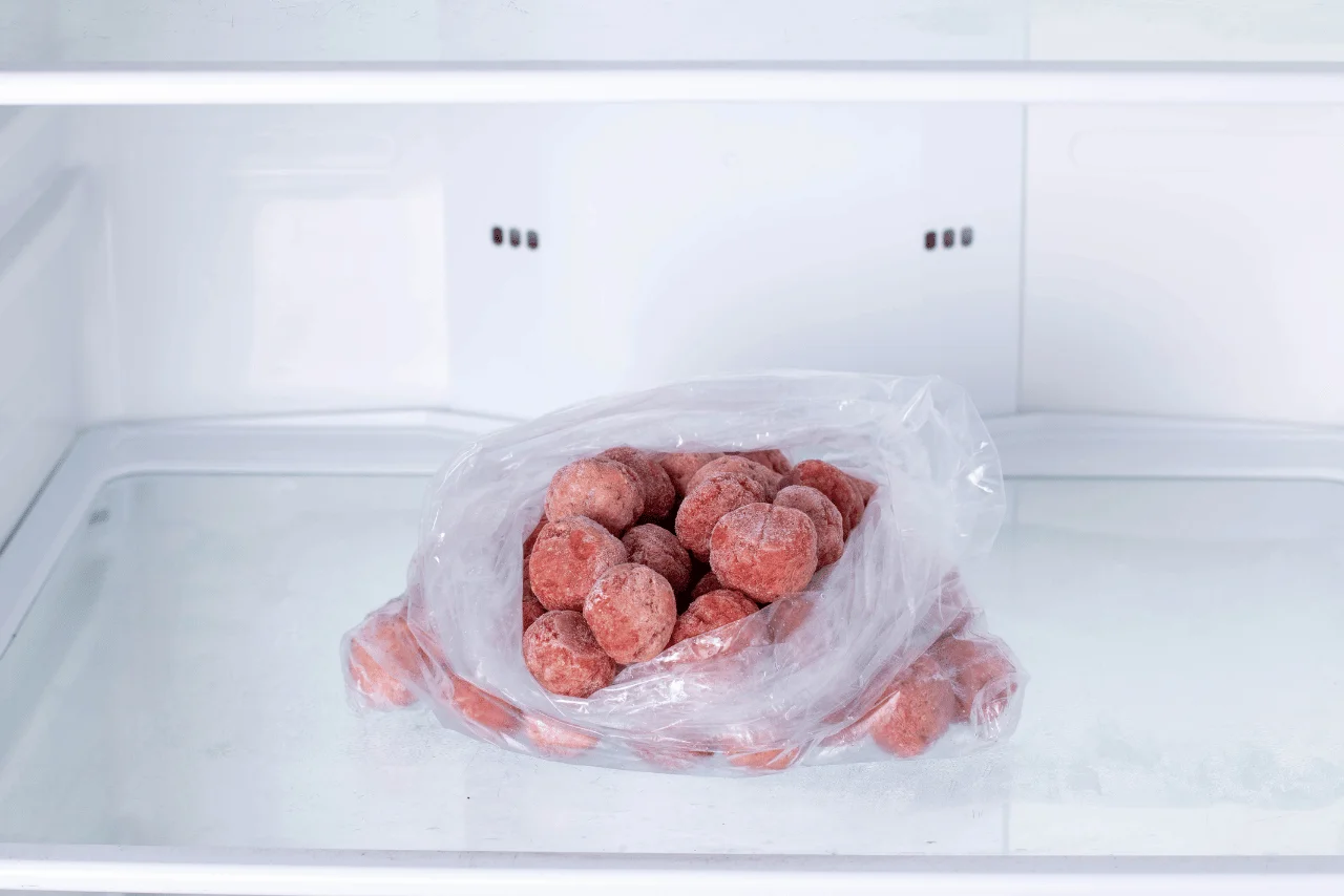 Buzlukta saklanmak üzere hazırlanan köfteler, dondurulmuş yiyecekler