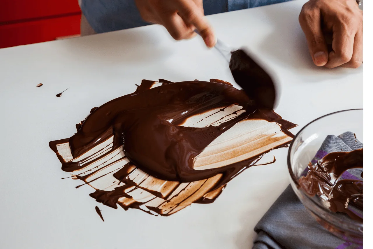 Mutfak tezgahında temperlenen eritilmiş çikolata