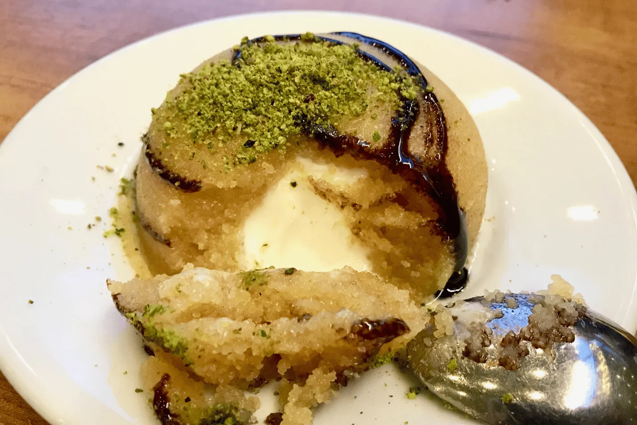 Sıcak helva üzerine dondurma ile servis edilen tatlı