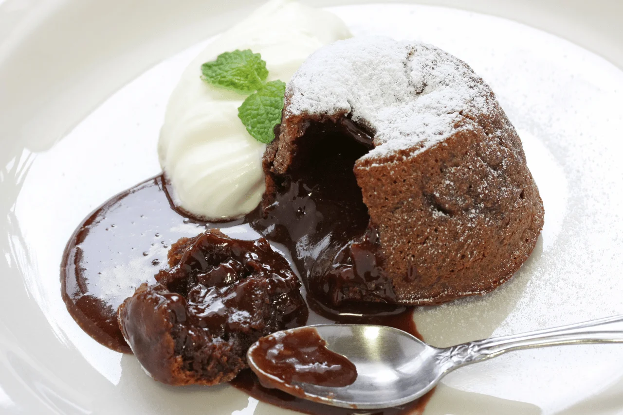 Çikolatalı sufle yanında vanilyalı dondurma ile tatlı servisi