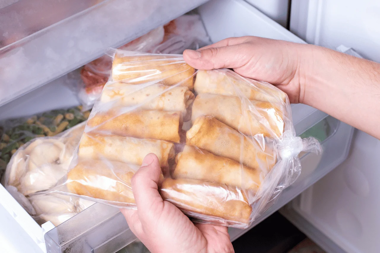 Dondurucuda saklanmak üzere hazırlanmış börekler ve yiyecekler