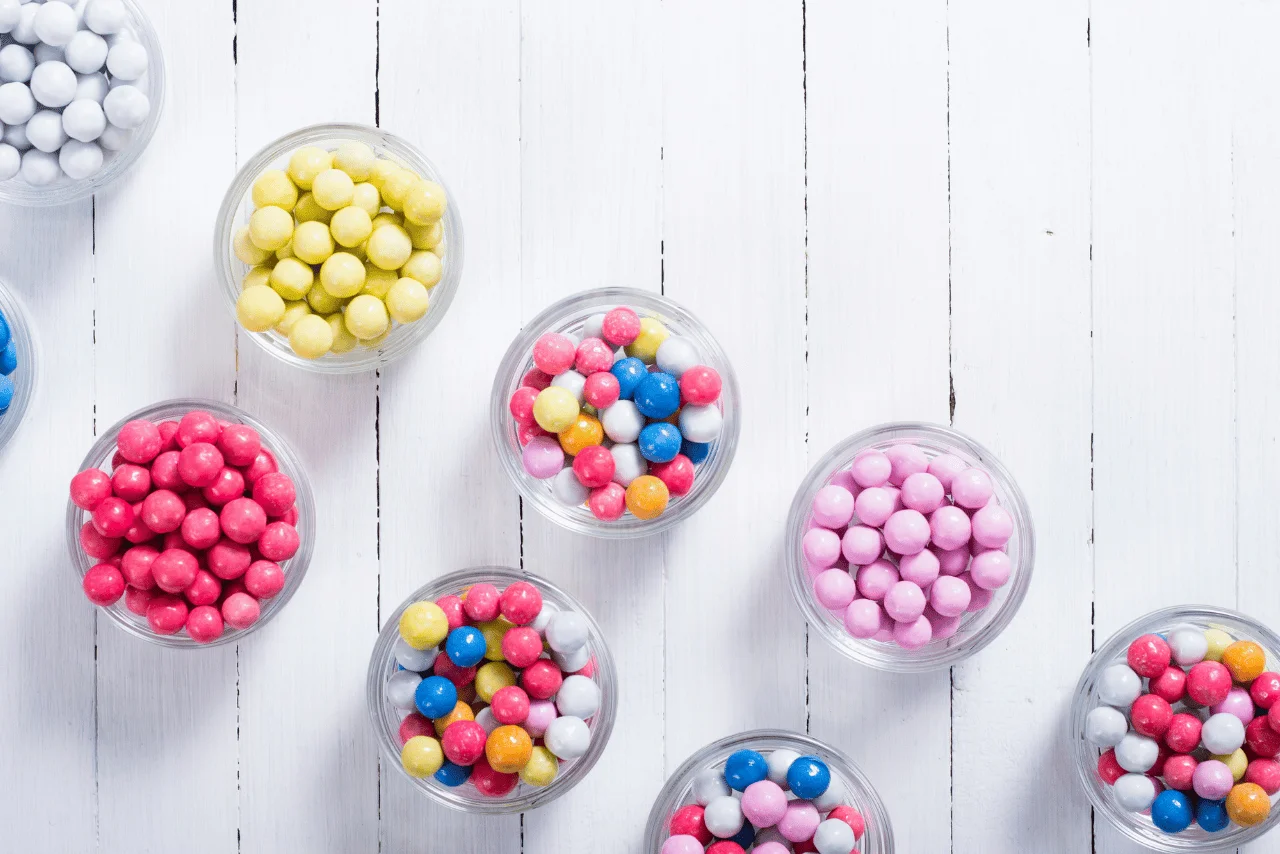 Farklı renklerde drajelerin kaselerde sunulması