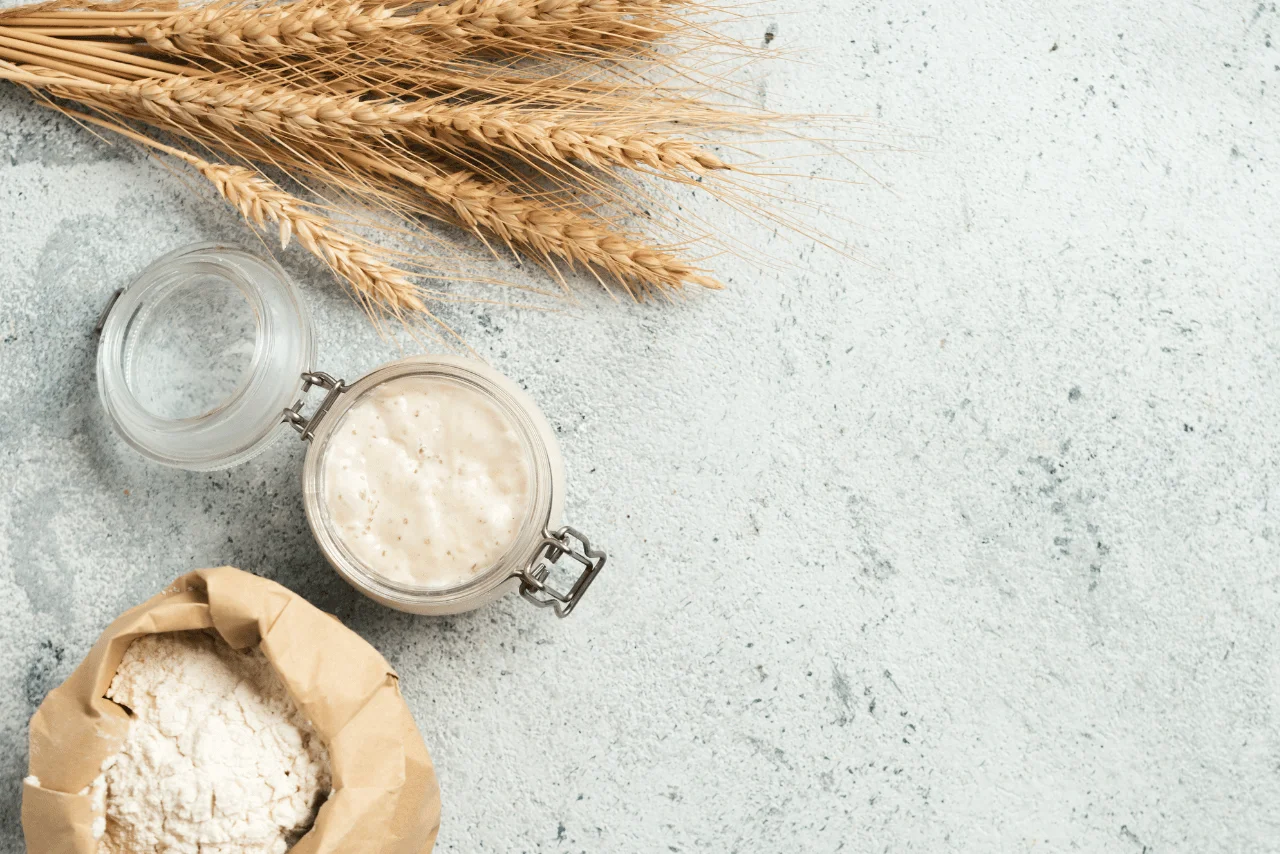 Ekşi maya yapımı için kavanozda saklanan doğal maya