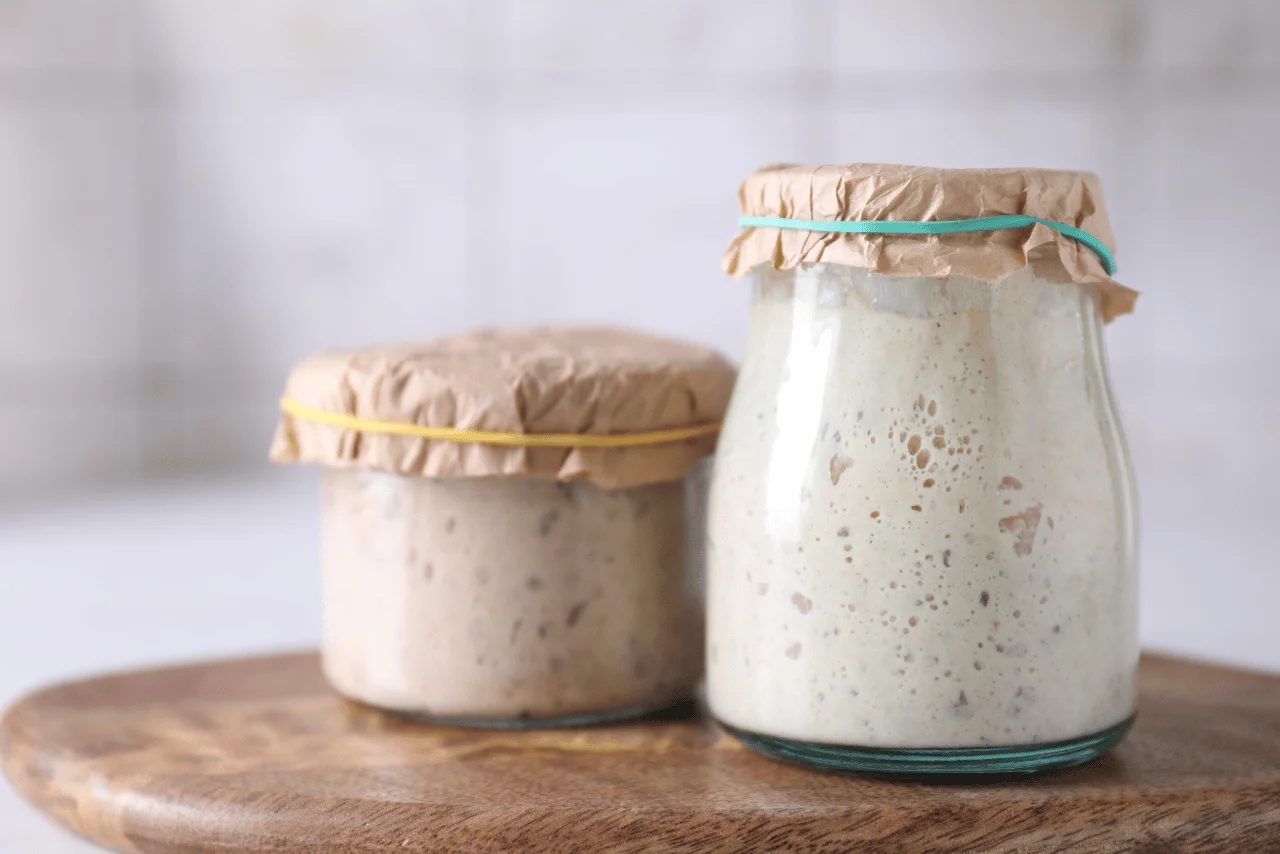 Ekşi maya, un ve buğday başakları ile doğal mayalama süreci