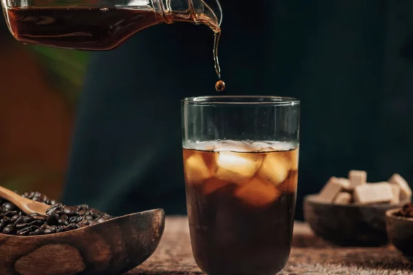 Buzlu bardakta soğuk kahve hazırlanışı