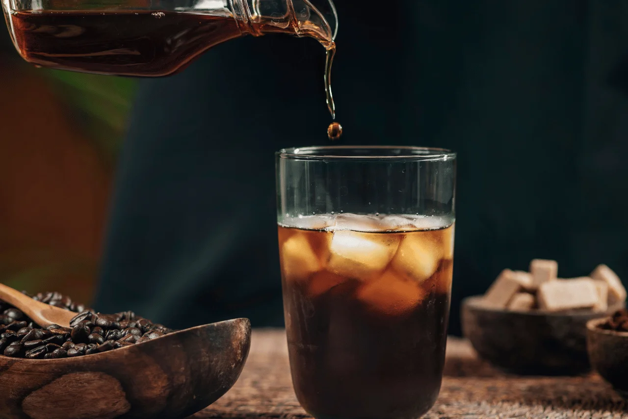 Buzlu bardakta soğuk kahve hazırlanışı