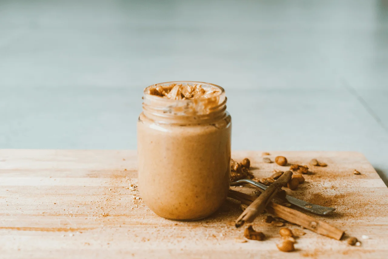 Doğal fıstık ezmesi kavanozu ve yer fıstıkları