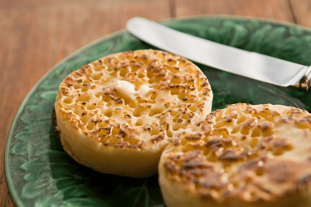 Tereyağı ile servis edilen İngiliz crumpet ekmeği