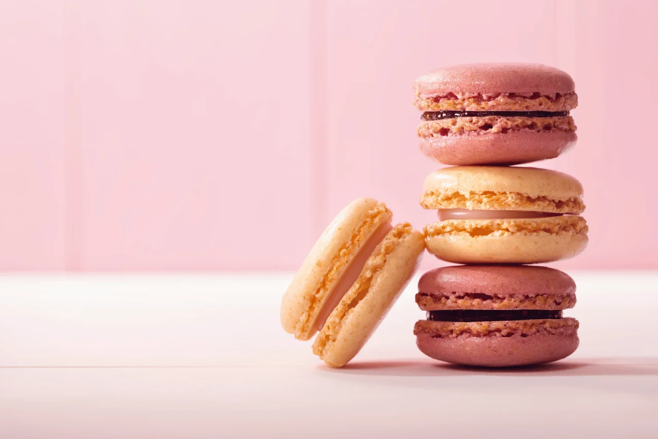 Tatlı kutusunda renkli makaron çeşitlerinin saklanması