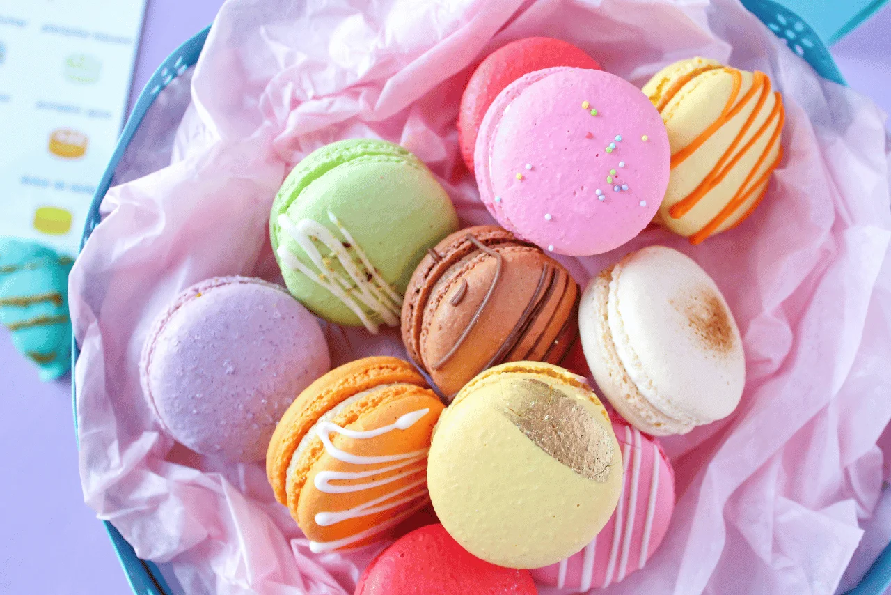 Kutu içerisinde dizi halinde saklanan makaronlar