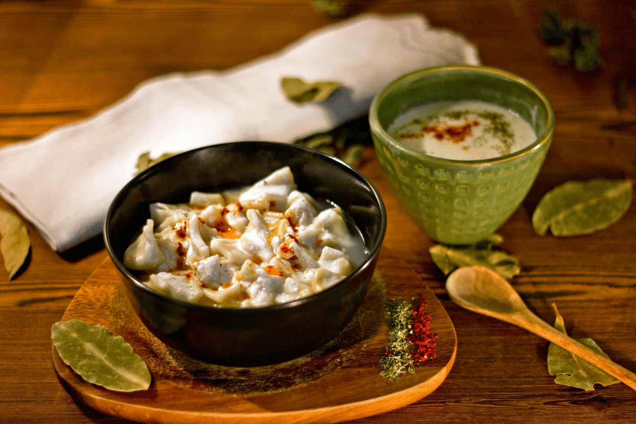 Yoğurtlu mantı ve yanında baharat çeşitleri