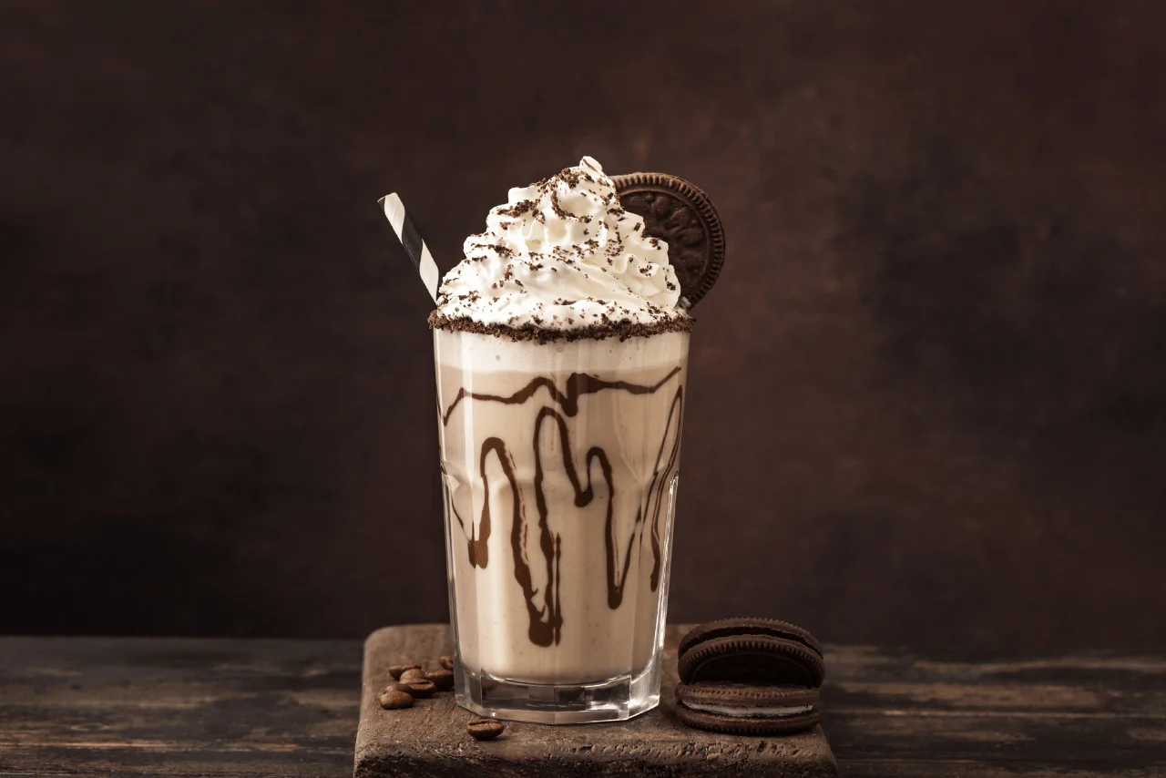 Buzlu bardakta sütlü soğuk kahve hazırlanışı
